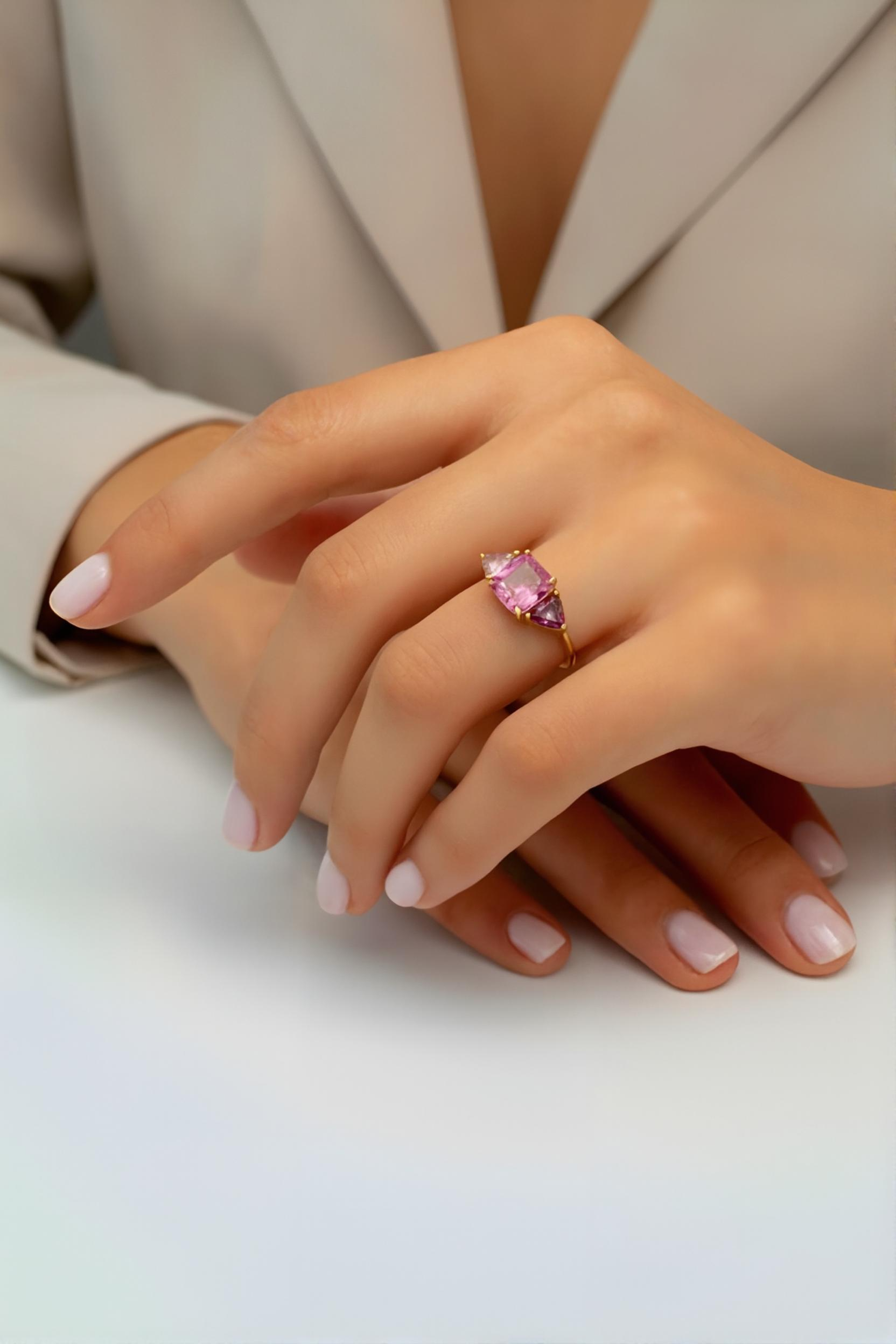 Lueur d’Orchidée multicolor sapphire ring on hand